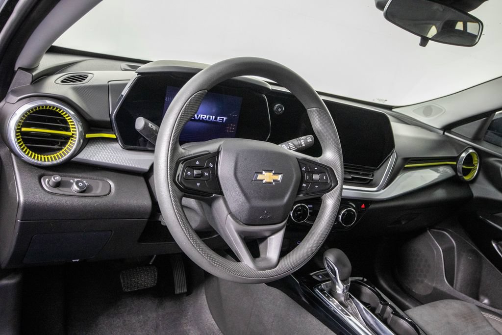 Used 2025 Chevrolet Trax LT FWD image 16
