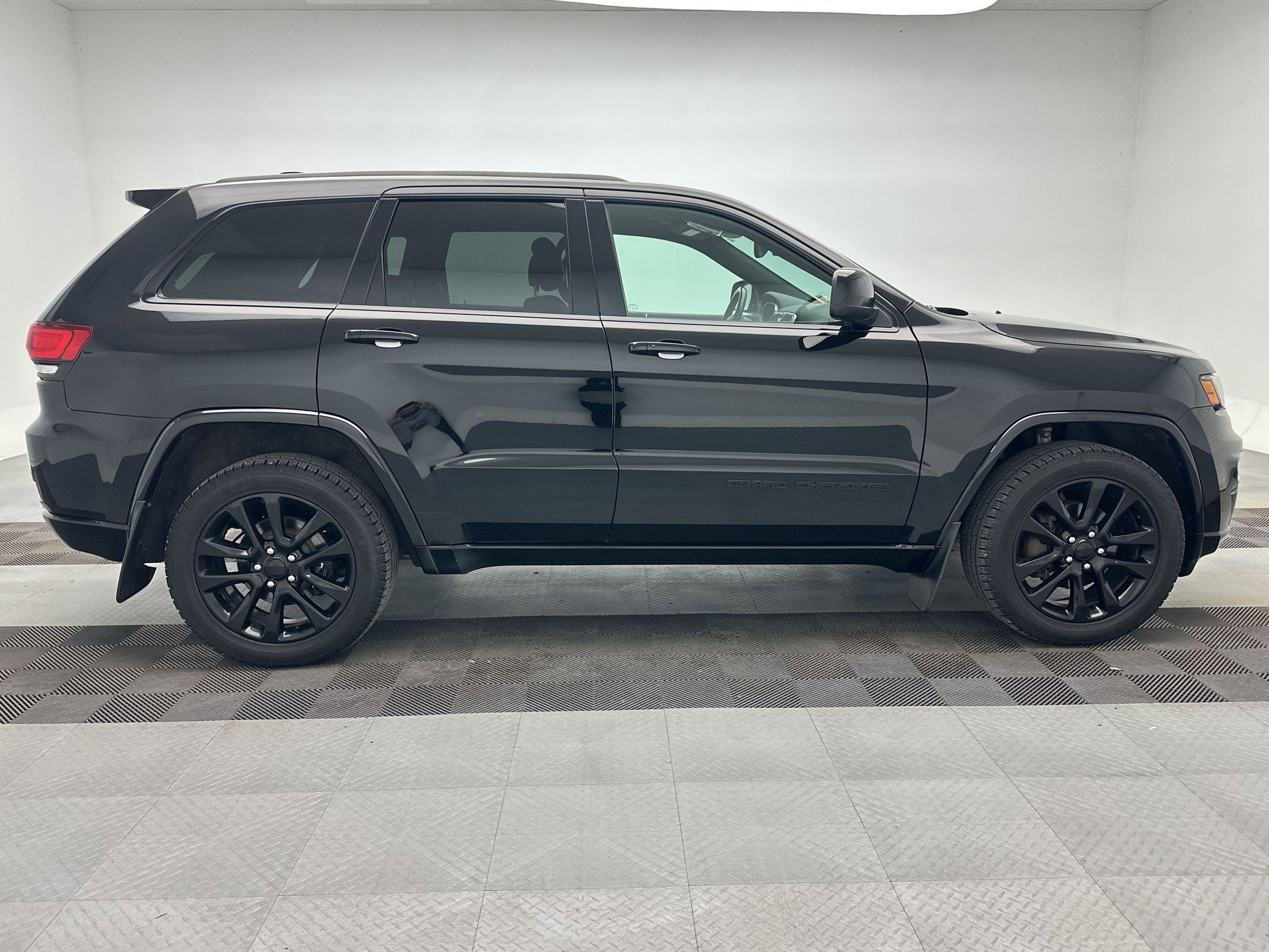 Used 2018 Jeep Grand Cherokee Altitude image 8