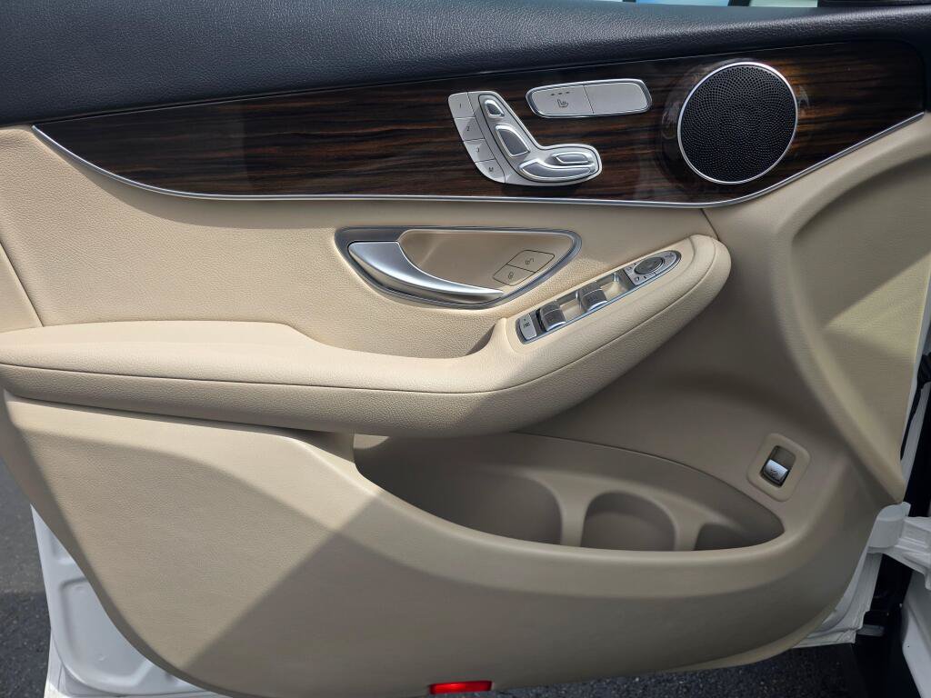 Used 2021 Mercedes-Benz GLC 300 4MATIC image 35