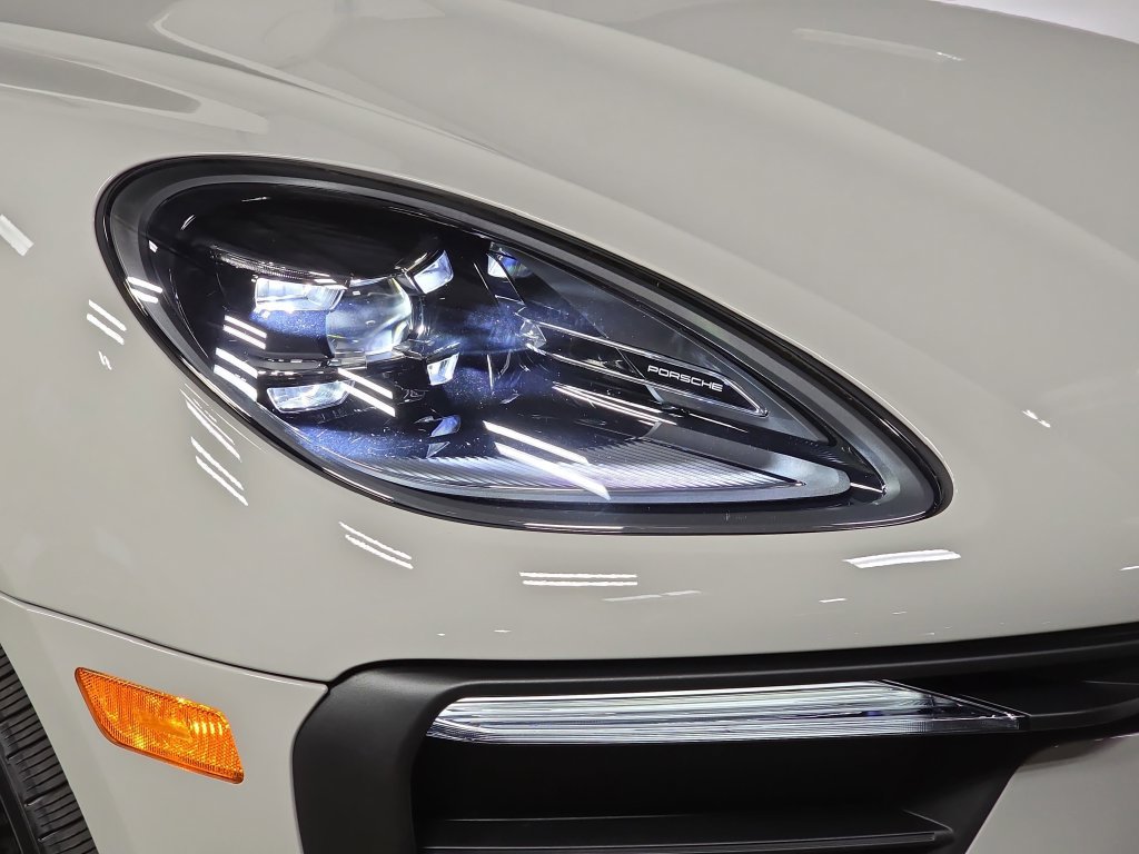 Certified 2026 Porsche Macan AWD/4WD image 12