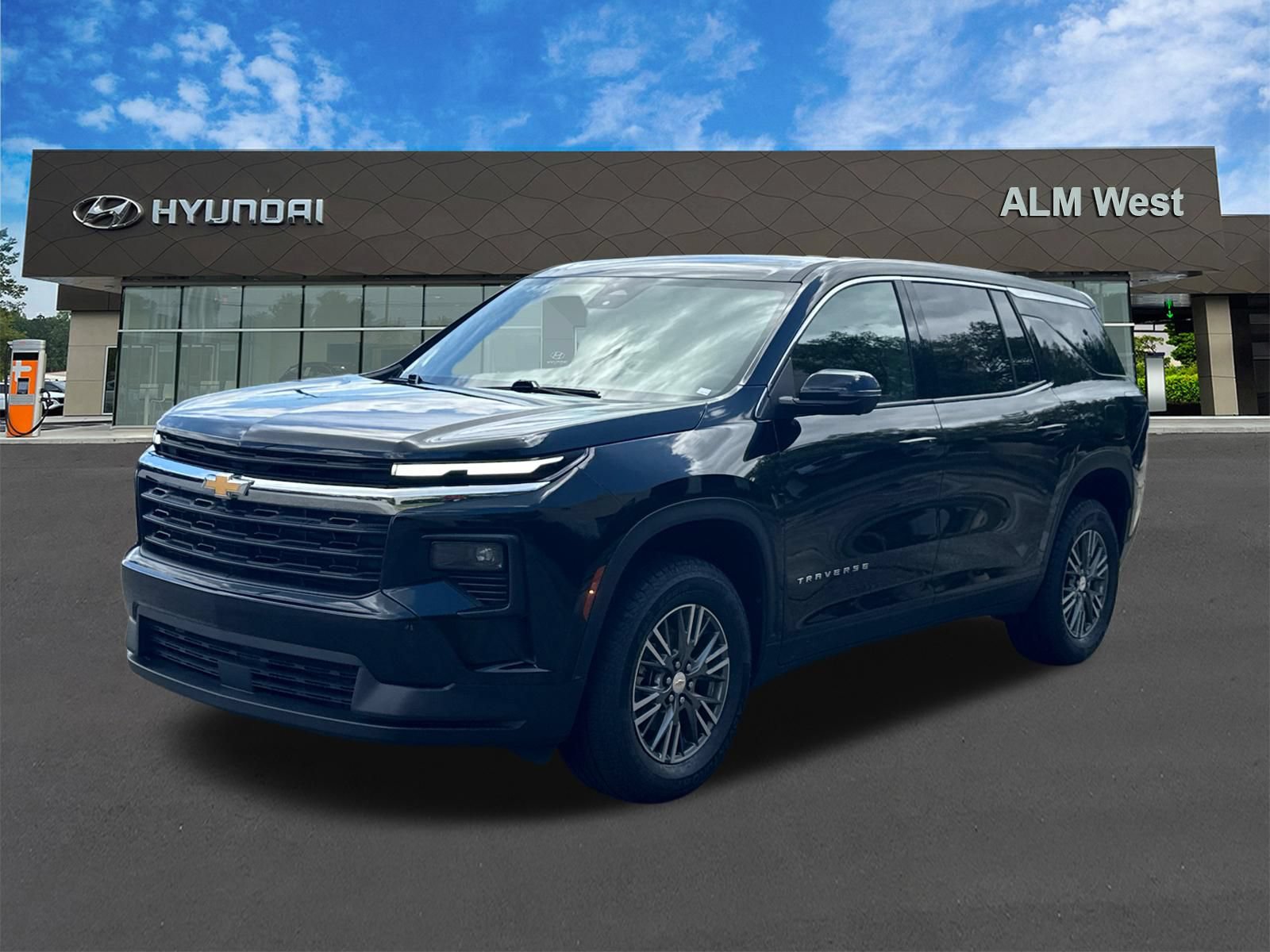 Used 2024 Chevrolet Traverse LS FWD image 1
