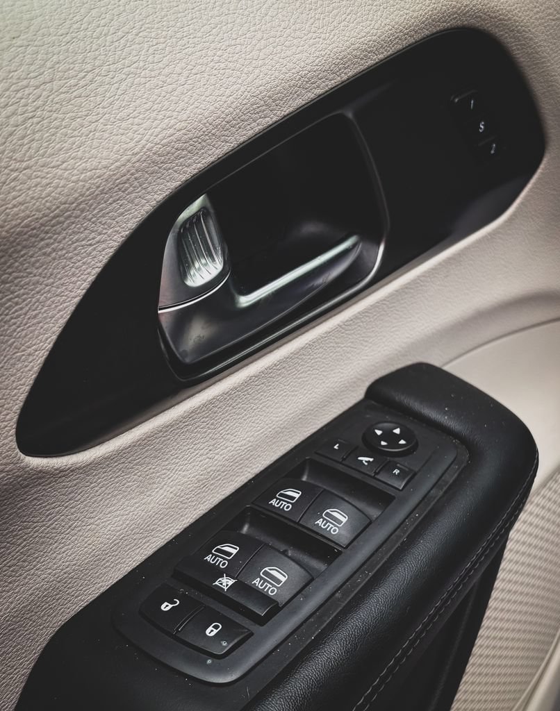 Used 2019 Chrysler Pacifica Limited w/ Advanced Safetytec Group FWD image 7