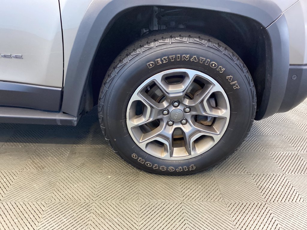 Used 2020 Jeep Cherokee Trailhawk AWD/4WD image 44