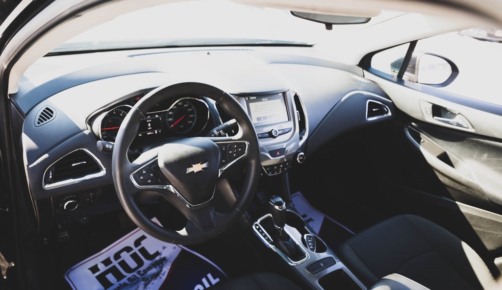 Used 2018 Chevrolet Cruze LT w/ Convenience Package image 2