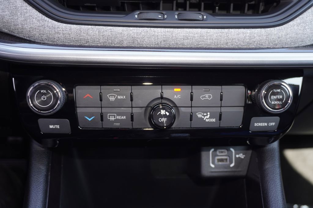 Used 2023 Jeep Compass Latitude image 18