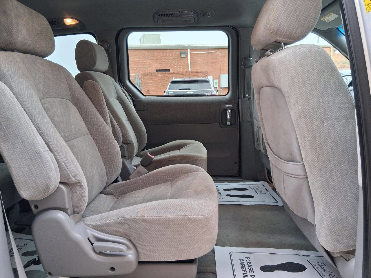 Used 2005 Kia Sedona EX image 10