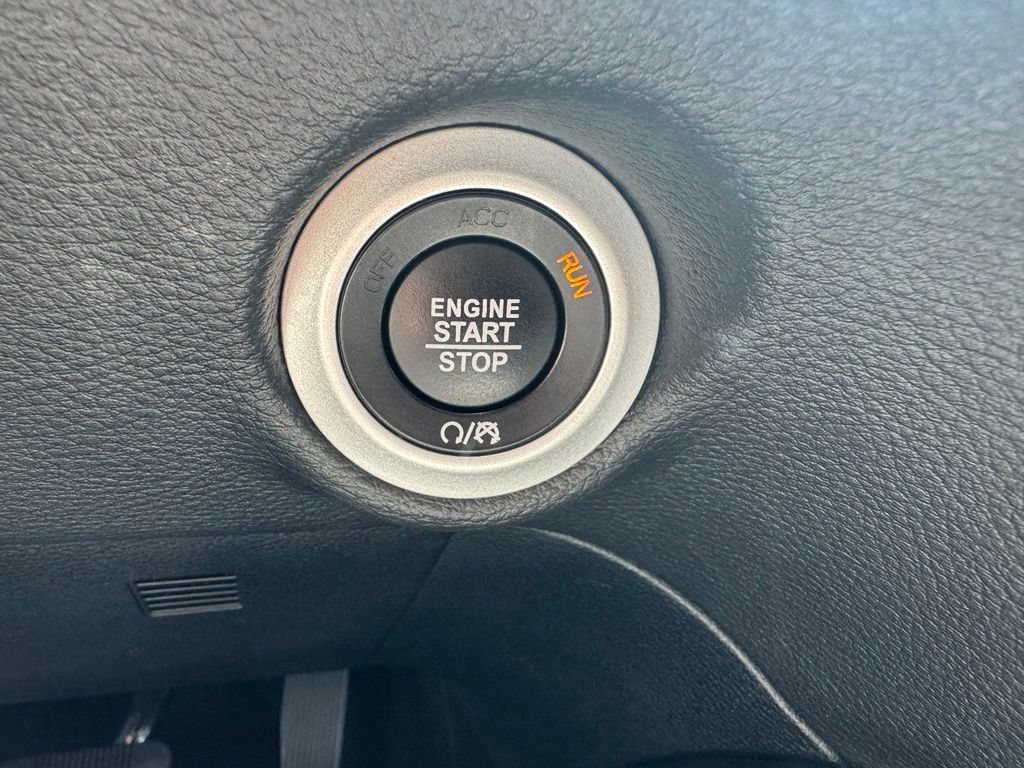 Used 2025 Chrysler Pacifica Limited FWD image 39
