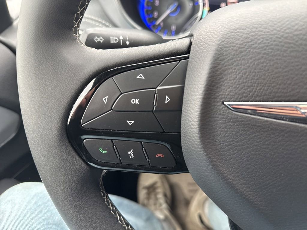 Used 2025 Chrysler Pacifica Limited image 50