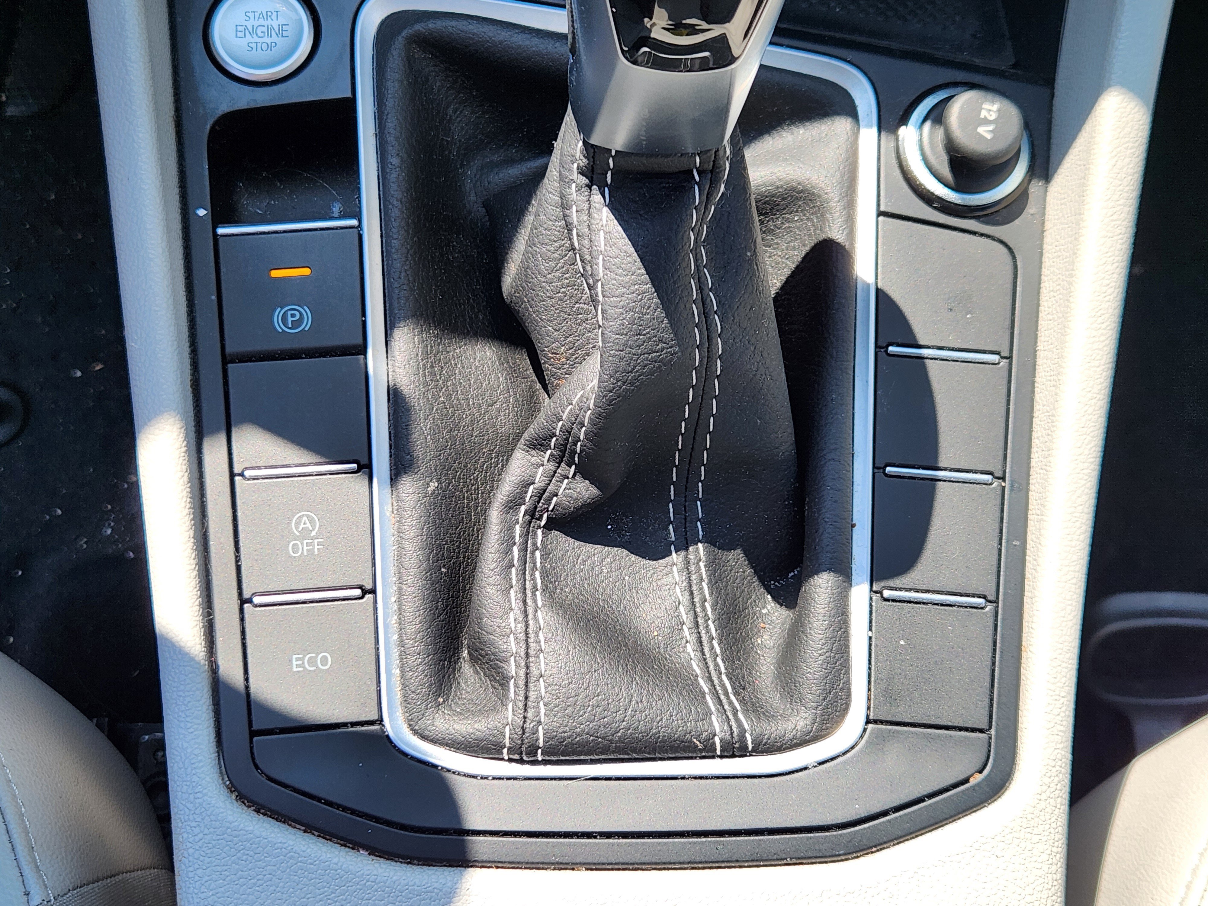 Used 2024 Volkswagen Jetta SE w/ Panoramic Sunroof Package FWD image 22