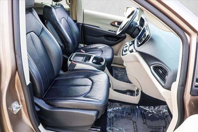 Used 2017 Chrysler Pacifica Touring-L image 27