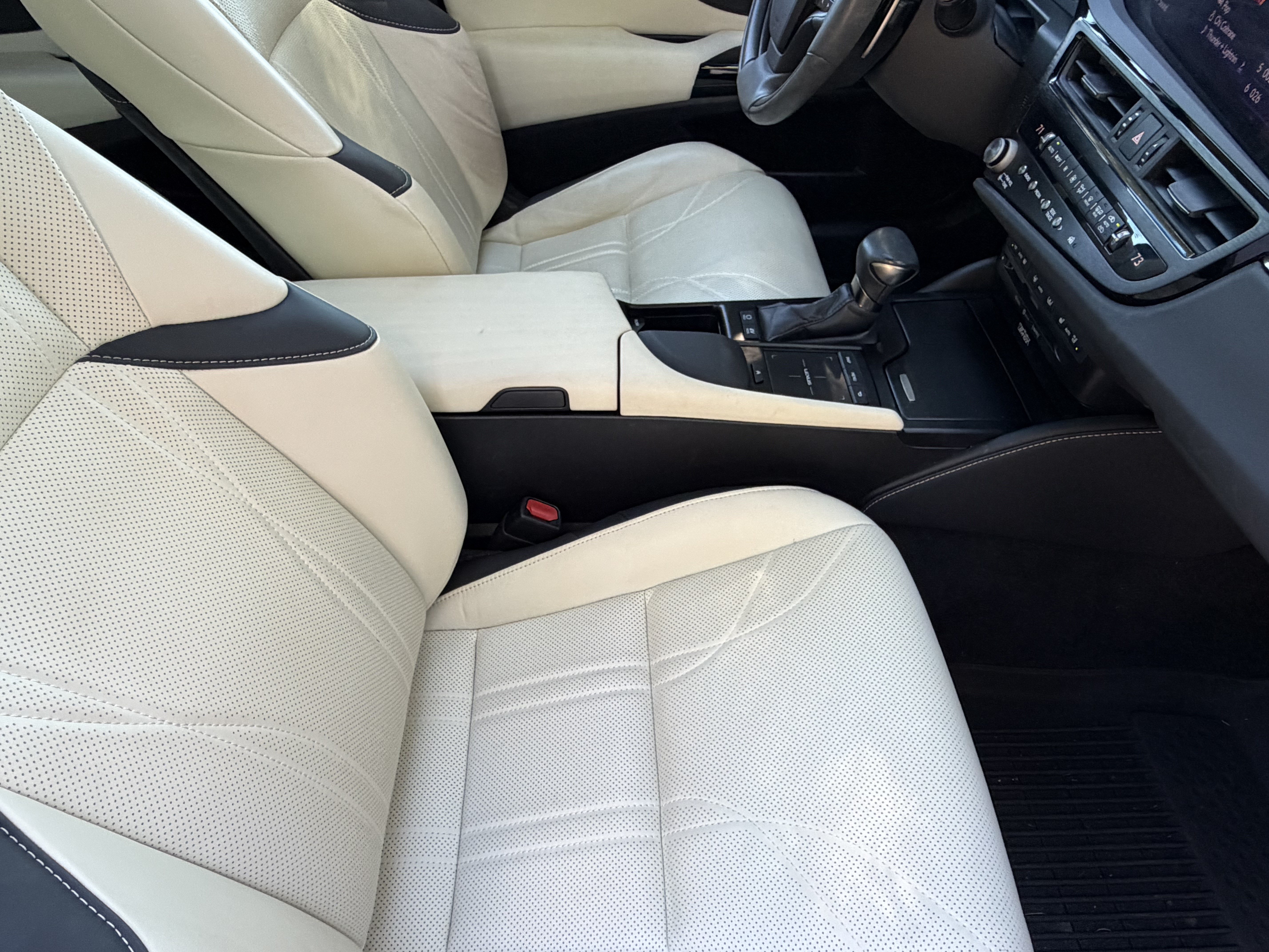 Used 2022 Lexus ES 300h Ultra Luxury FWD image 42