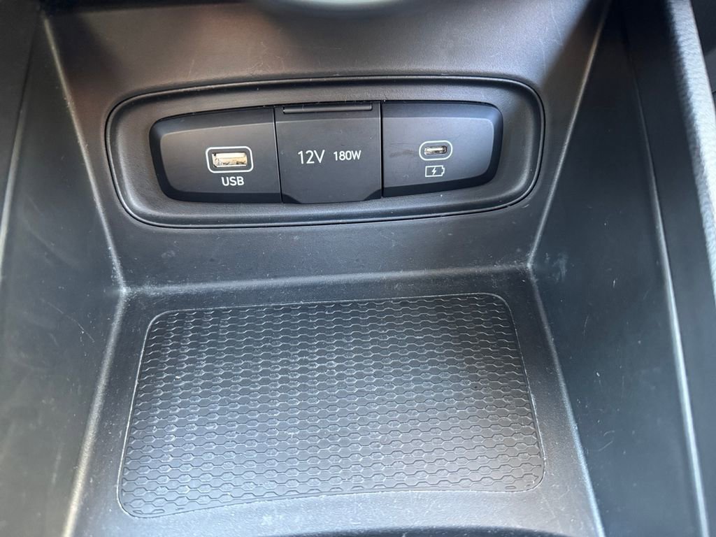 Used 2023 Hyundai Venue SEL image 29