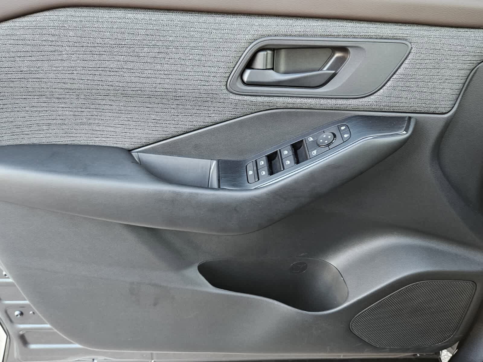 Used 2023 Nissan Rogue S image 16