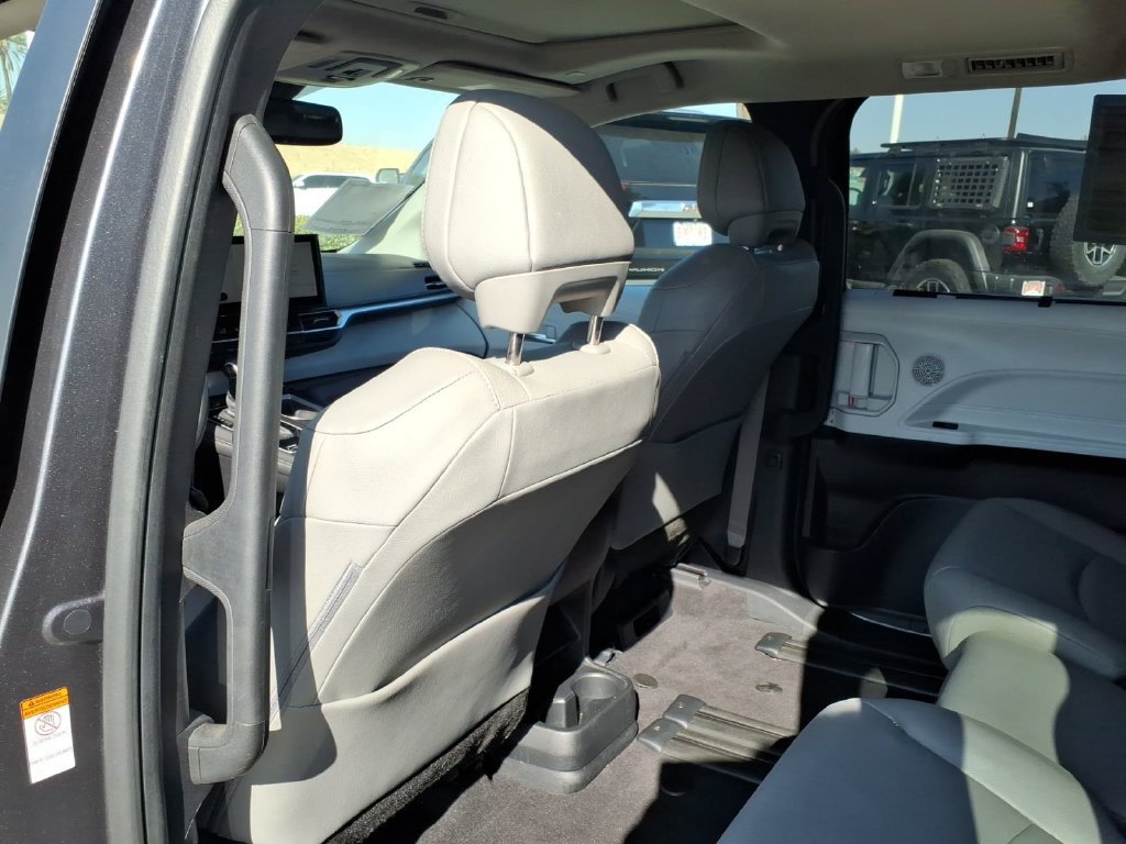 Used 2025 Toyota Sienna XLE FWD image 12