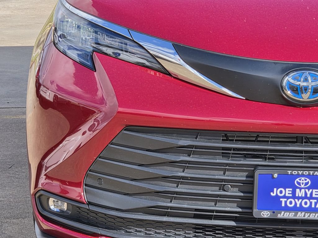 Used 2025 Toyota Sienna XLE FWD image 5