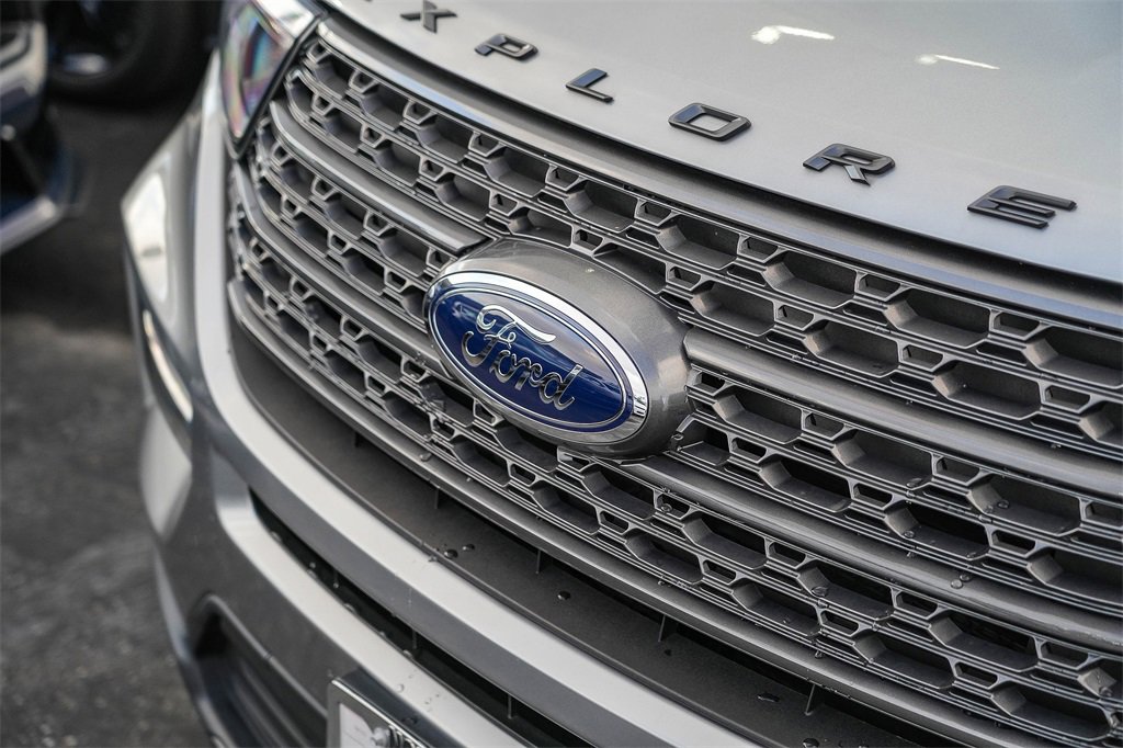 Used 2023 Ford Explorer XLT w/ Equipment Group 202A image 3