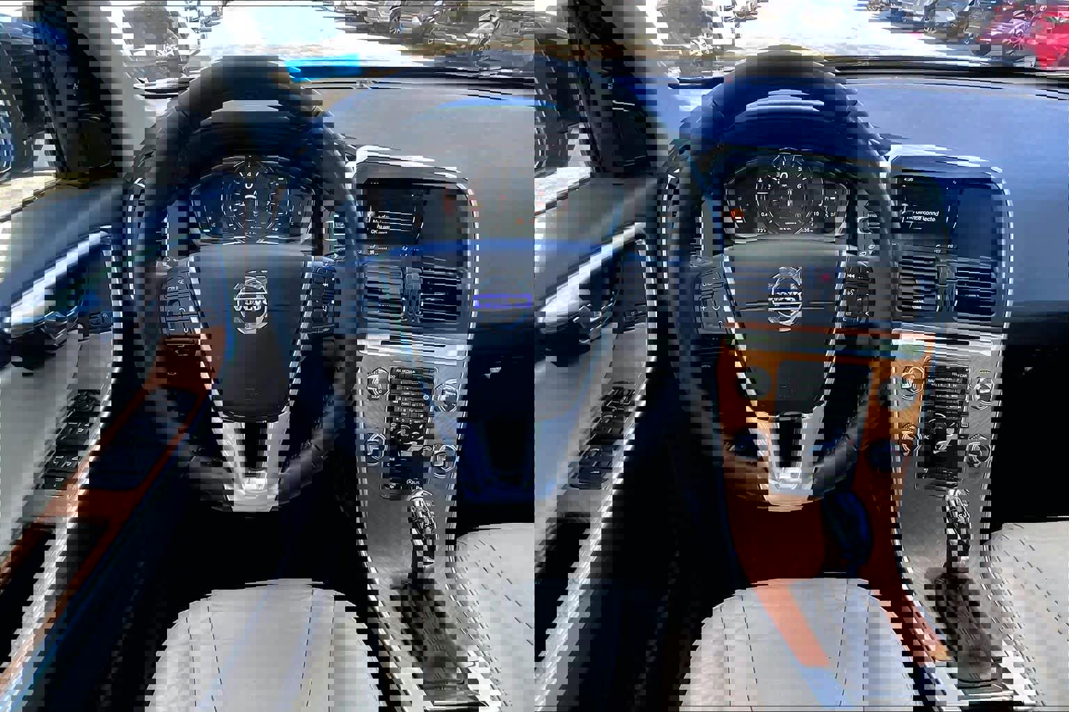 Used 2017 Volvo XC60 T6 Inscription w/ Climate Package image 6