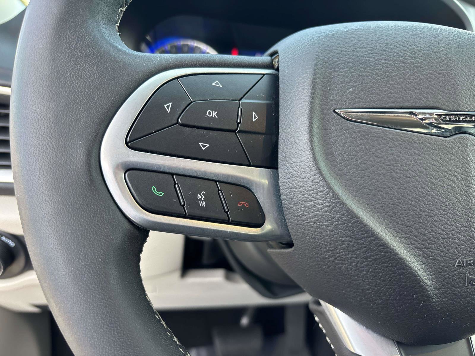 Used 2024 Chrysler Pacifica Touring-L FWD image 21
