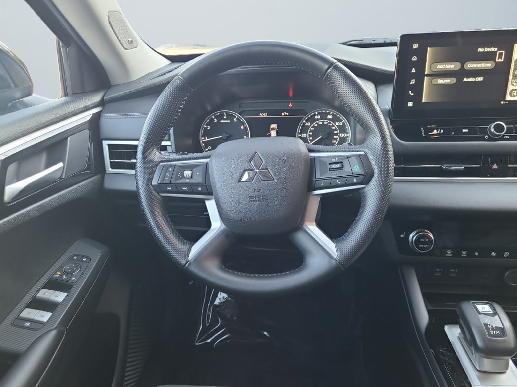 Used 2025 Mitsubishi Outlander SE AWD/4WD image 12