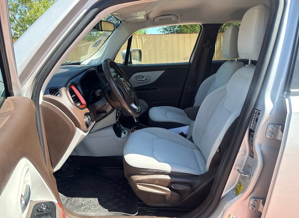 Used 2015 Jeep Renegade Latitude w/ Cold Weather Group FWD image 10