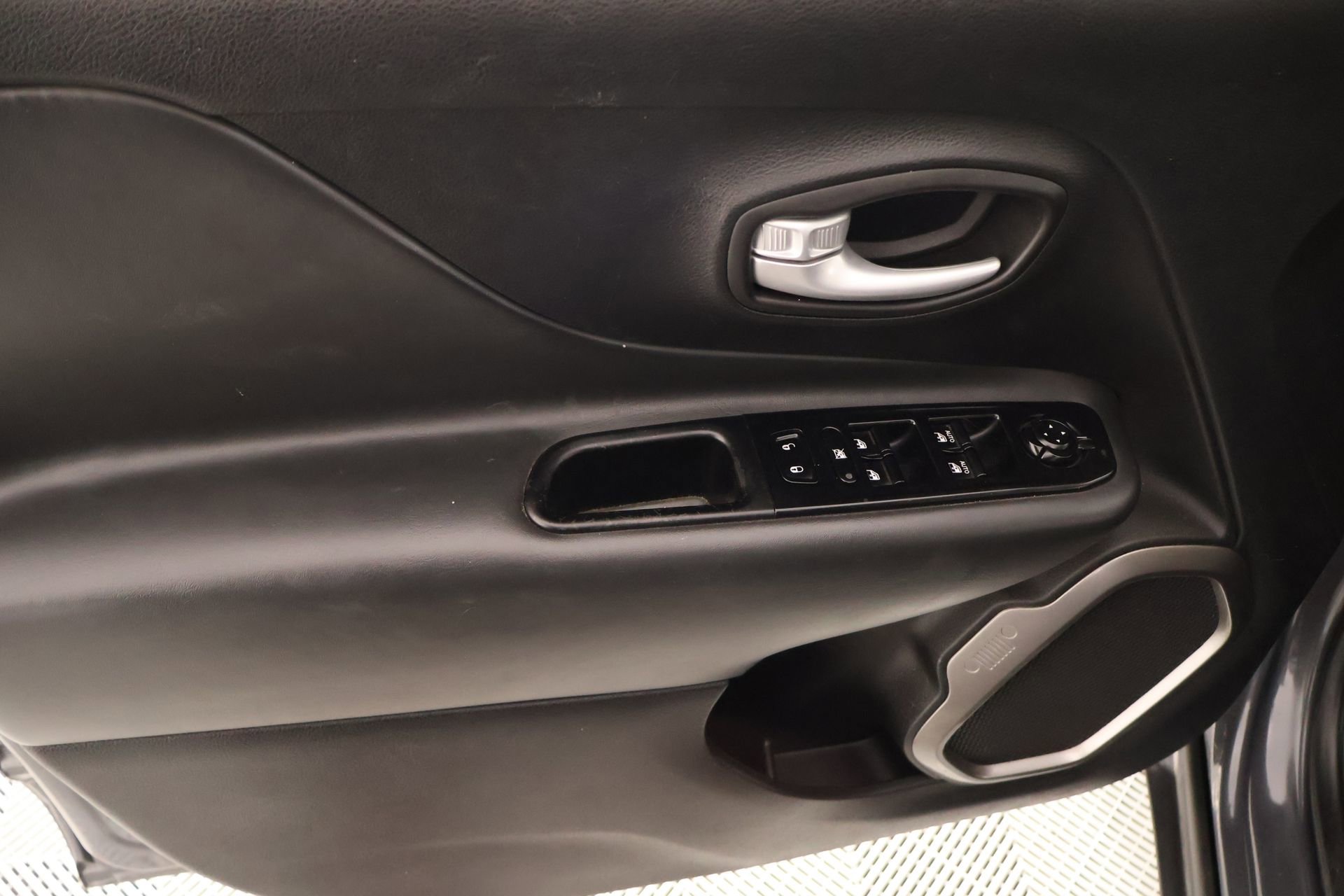 Used 2023 Jeep Renegade Latitude w/ Sun/Sound Group AWD/4WD image 17