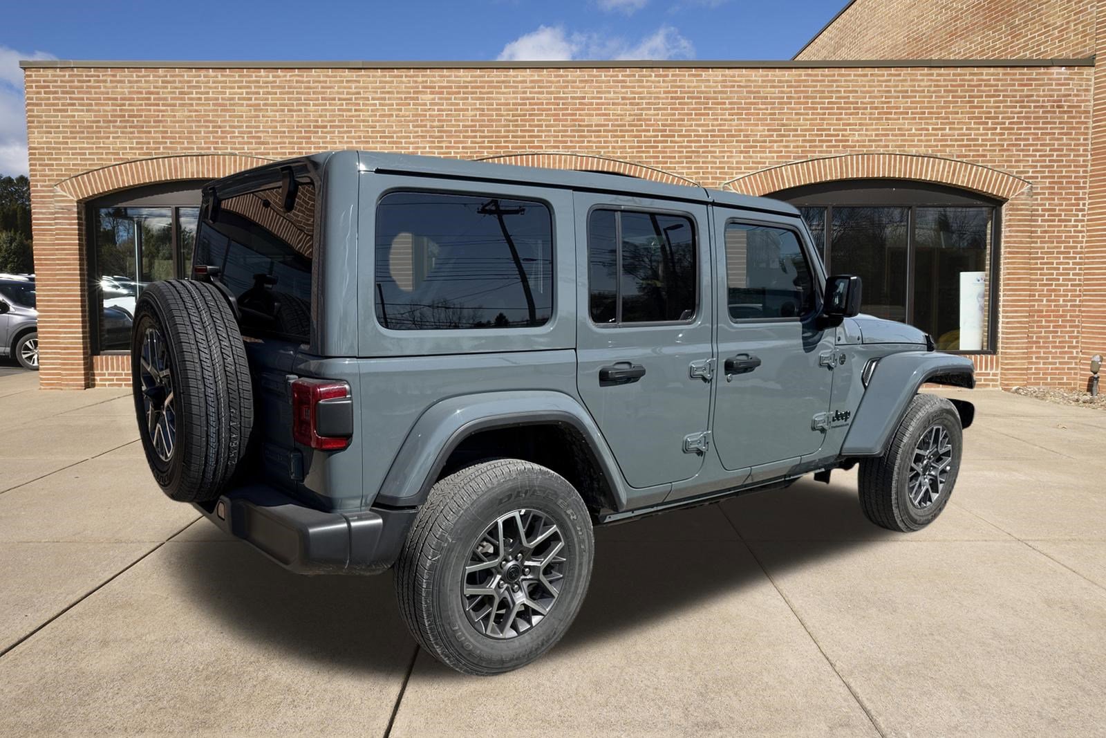 Used 2026 Jeep Wrangler Unlimited Sahara AWD/4WD image 3