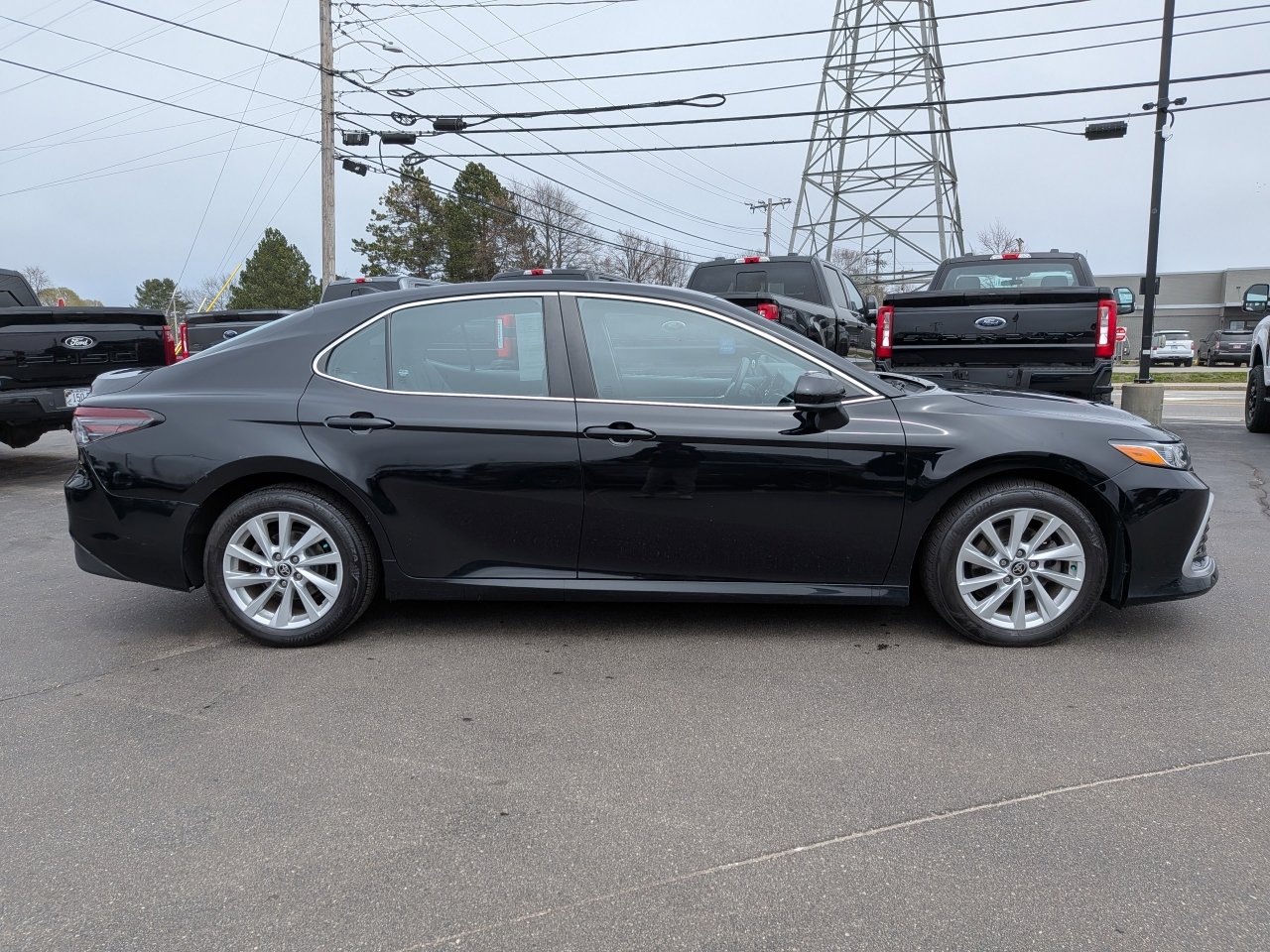 Used 2021 Toyota Camry LE w/ Carpet Mat Package (TMS) AWD/4WD image 3
