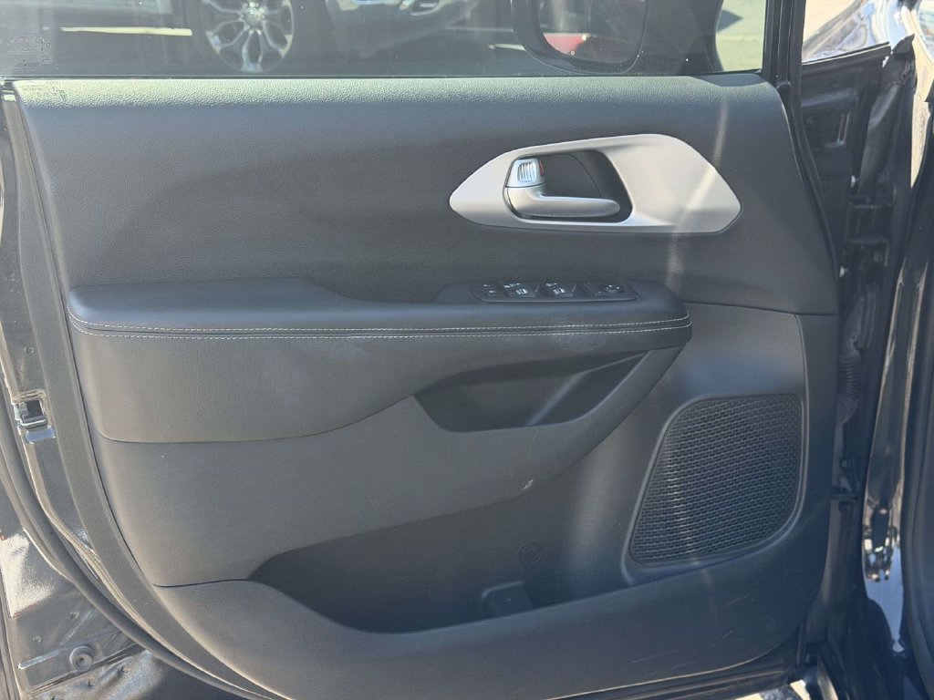 Used 2018 Chrysler Pacifica Touring-L Plus w/ Advanced Safetytec Group FWD image 21