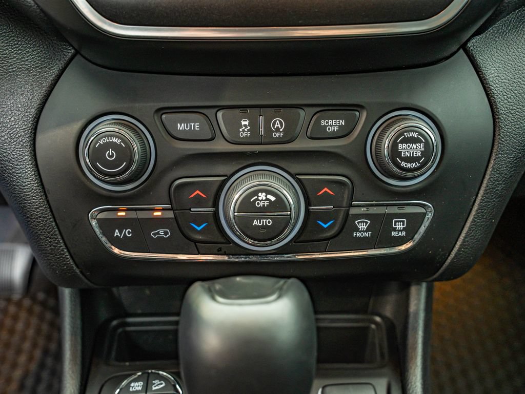 Used 2020 Jeep Cherokee Trailhawk w/ Cold Weather Group AWD/4WD image 27