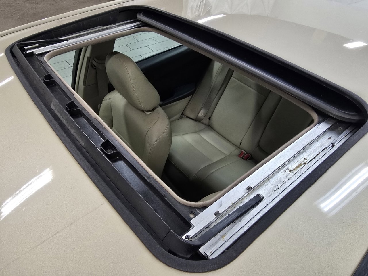 Used 2012 Toyota Camry LE image 3