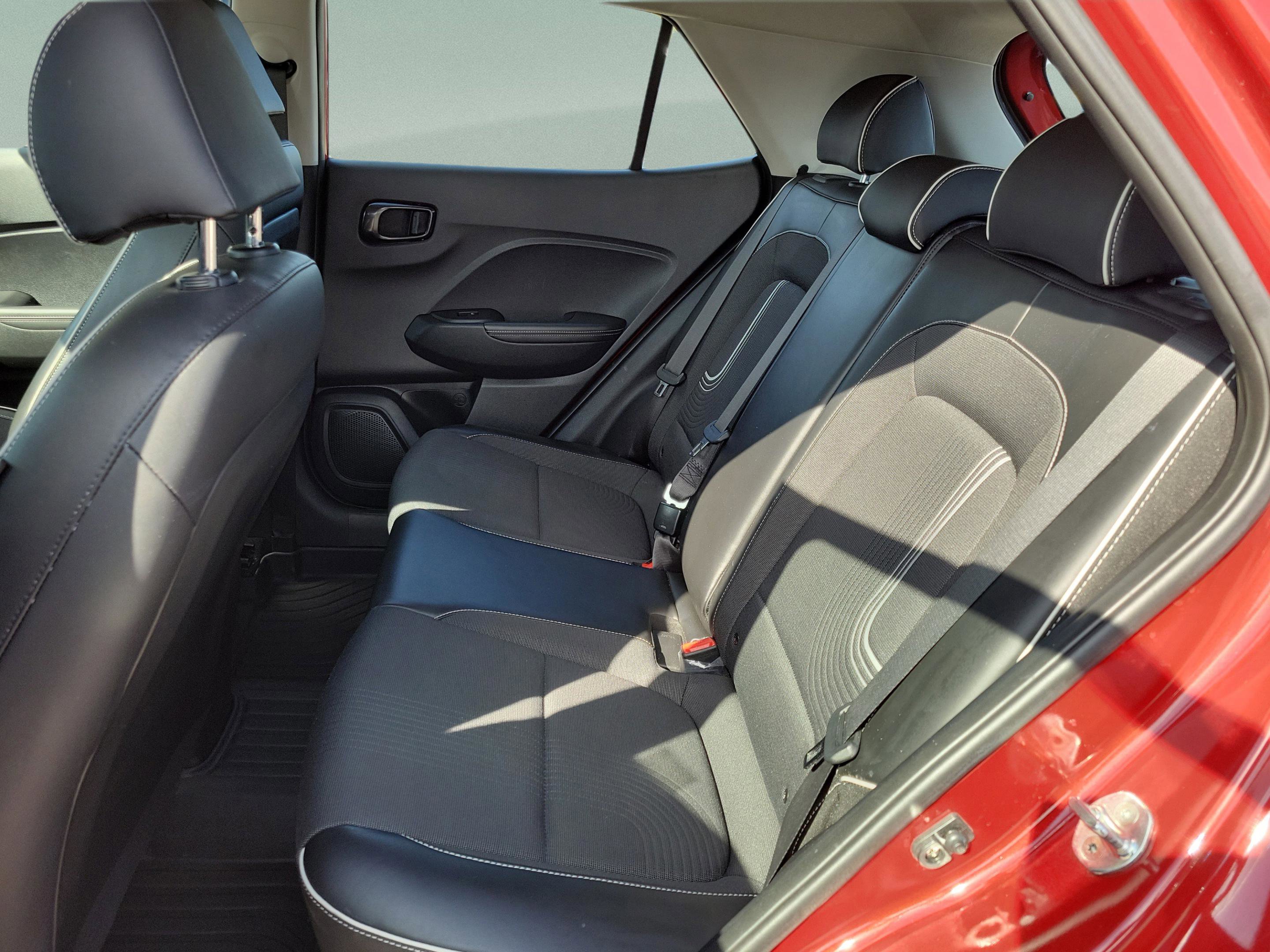 Used 2023 Hyundai Venue Limited image 13