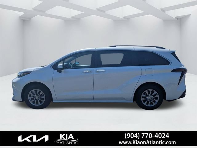 Used 2024 Toyota Sienna XLE FWD image 6