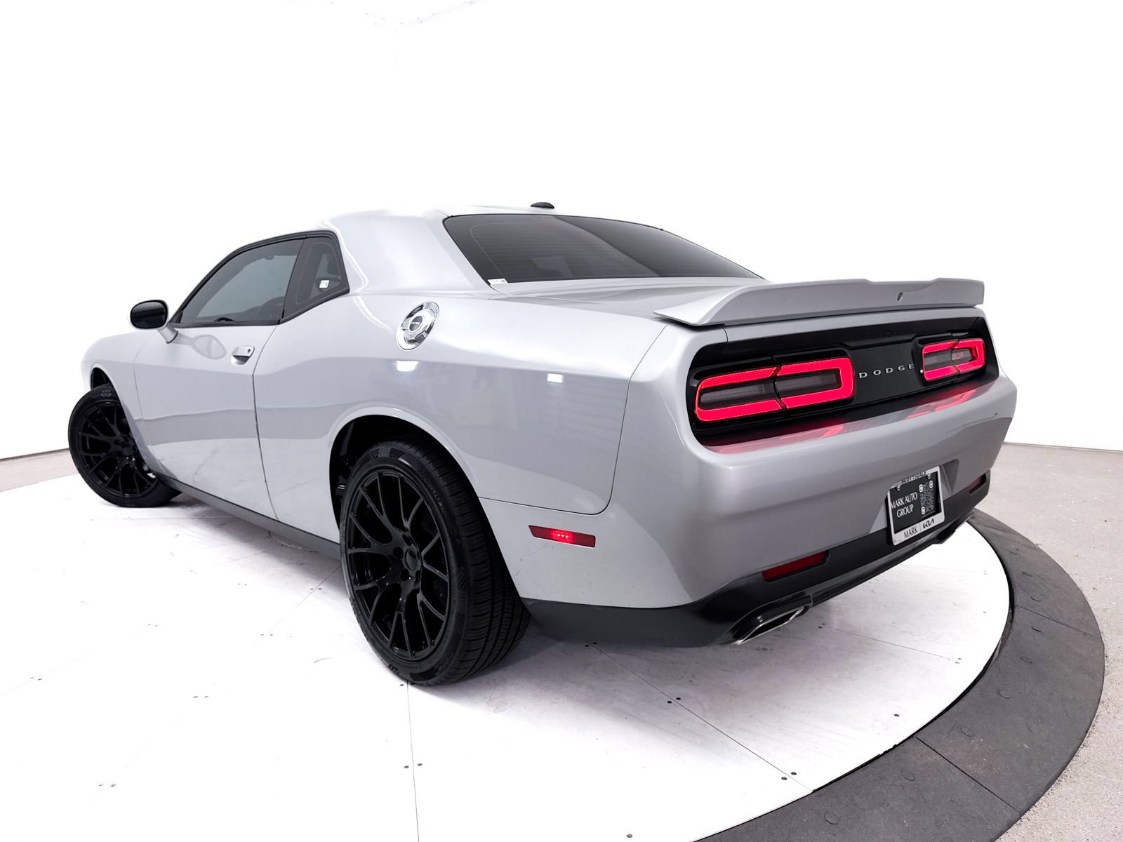 Used 2019 Dodge Challenger SXT RWD image 2
