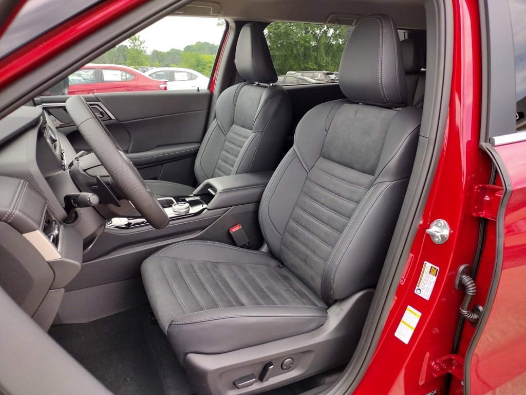 New 2025 Mitsubishi Outlander SE image 2