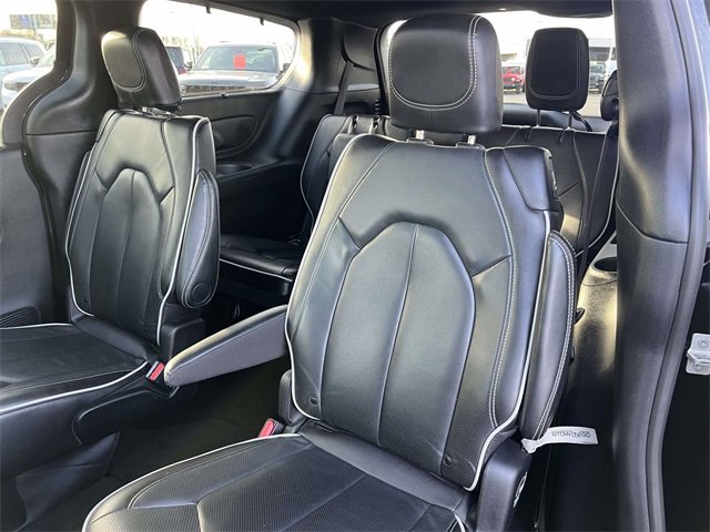 Used 2025 Chrysler Pacifica Limited image 26