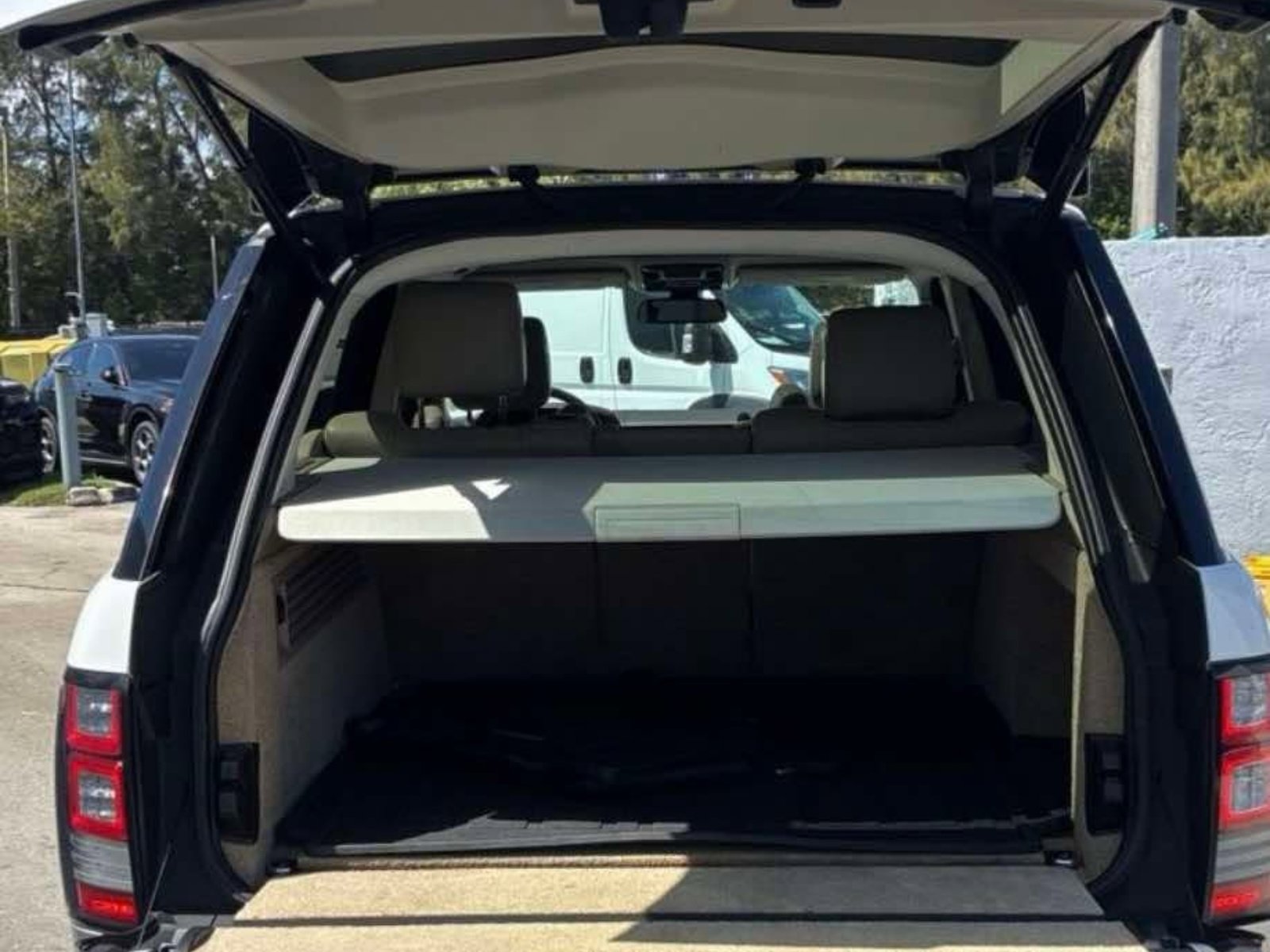 Used 2015 Land Rover Range Rover HSE image 5