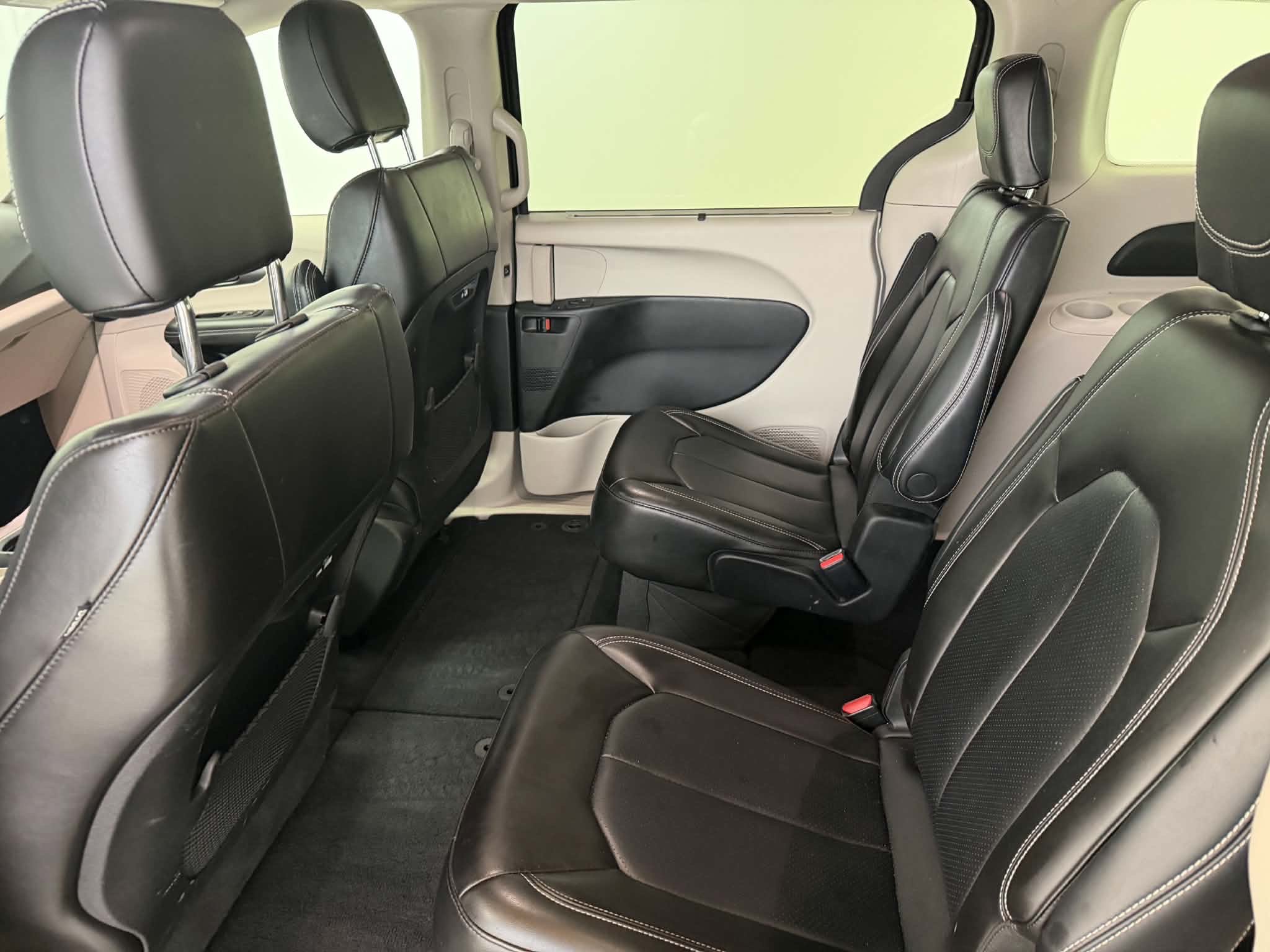 Used 2023 Chrysler Pacifica Touring-L FWD image 35