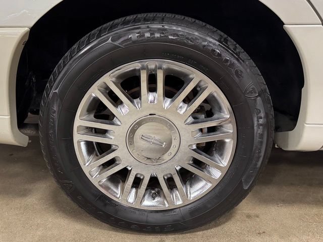 Used 2006 Lincoln Town Car Designer Series RWD image 34