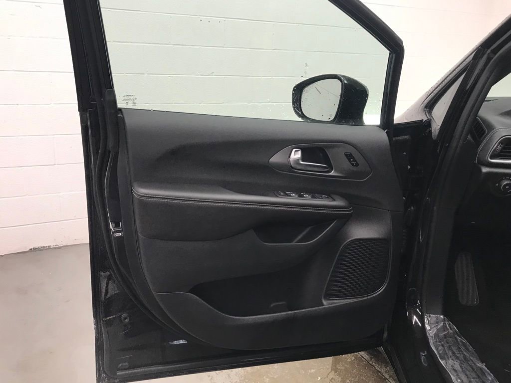 New 2026 Chrysler Pacifica Select w/ S Appearance Package image 9