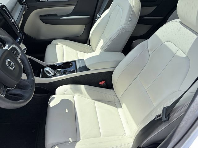 Used 2023 Volvo XC40 B5 Plus image 7