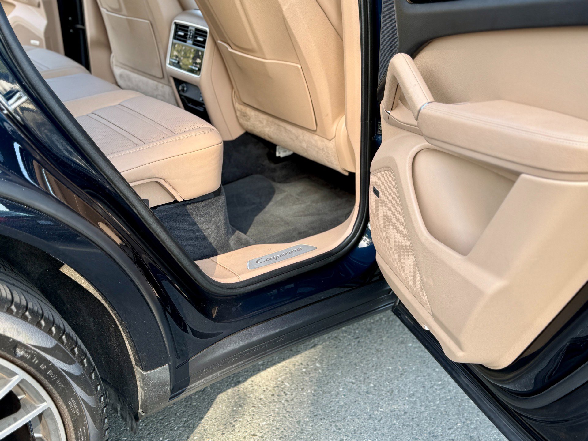 Used 2022 Porsche Cayenne Platinum Edition image 43