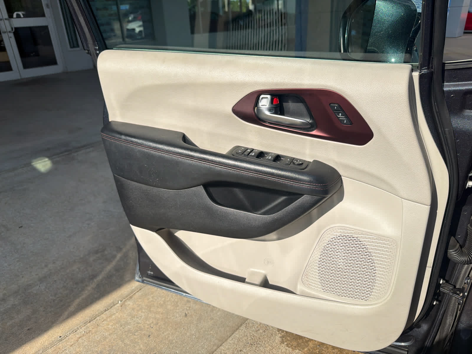 Used 2020 Chrysler Pacifica Limited FWD image 23