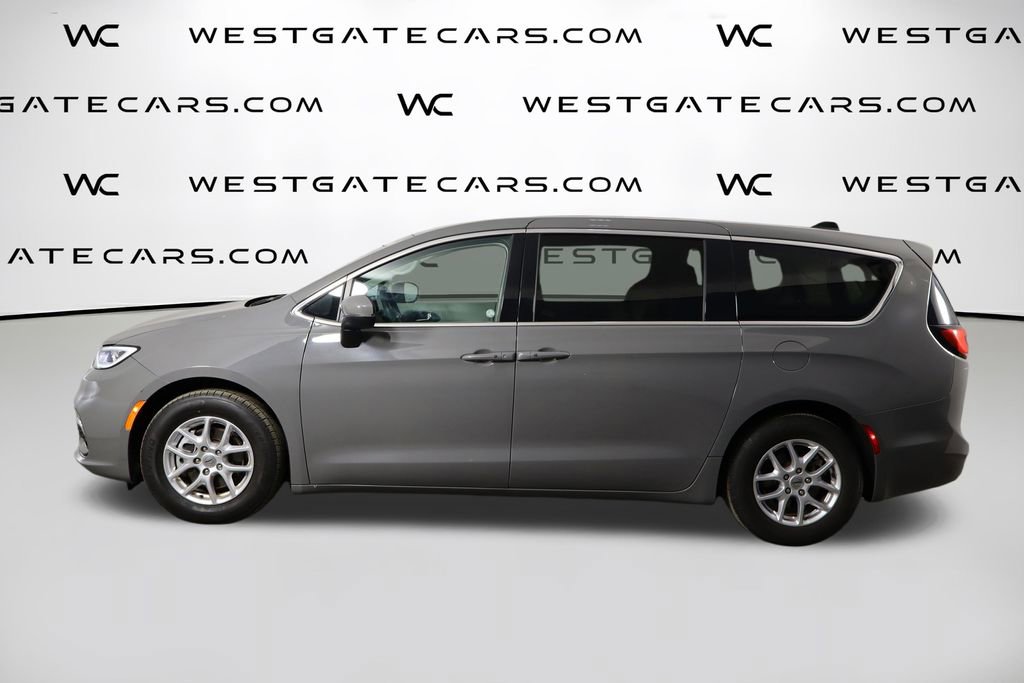 Used 2023 Chrysler Pacifica Touring-L image 5