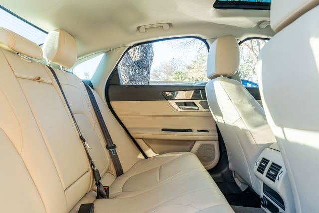 Used 2016 Jaguar XF Premium image 43