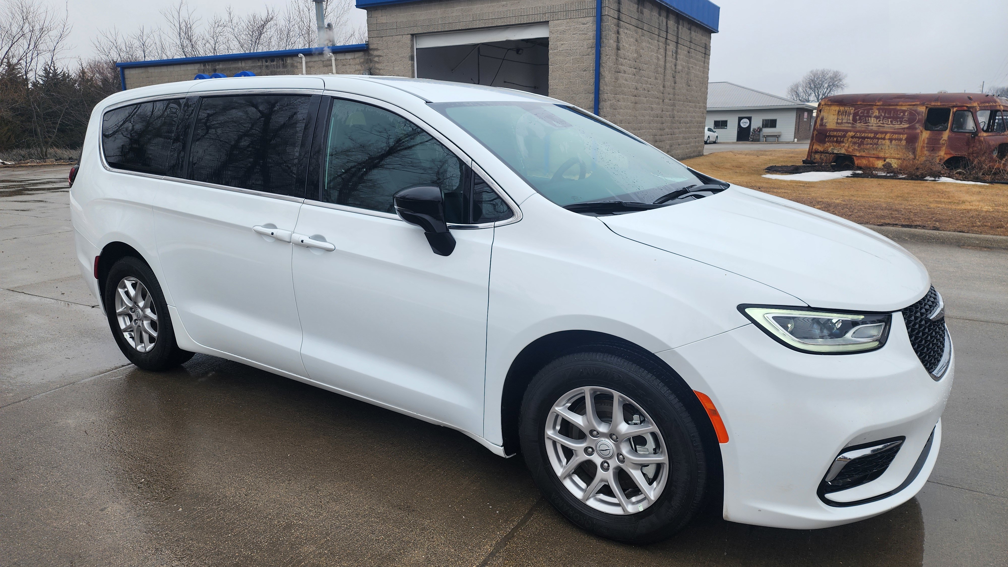 Used 2026 Chrysler Pacifica Select image 3