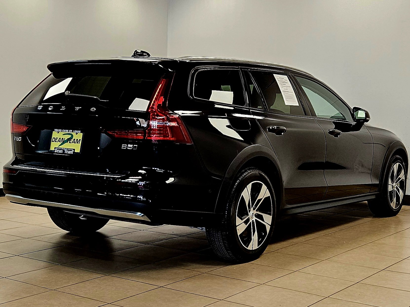 Used 2024 Volvo V60 B5 Cross Country Plus image 4