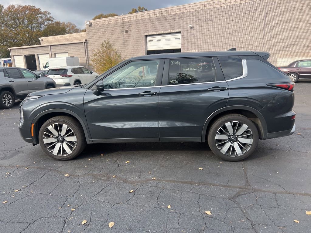 Used 2025 Mitsubishi Outlander SE image 9