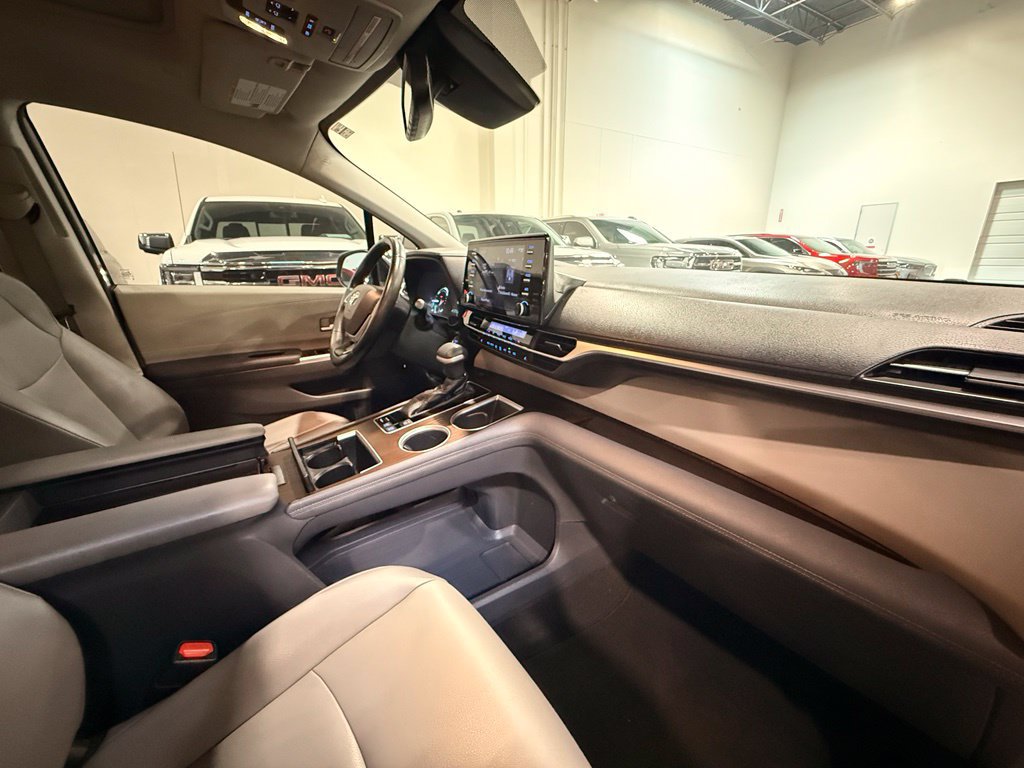 Used 2022 Toyota Sienna XLE FWD image 31