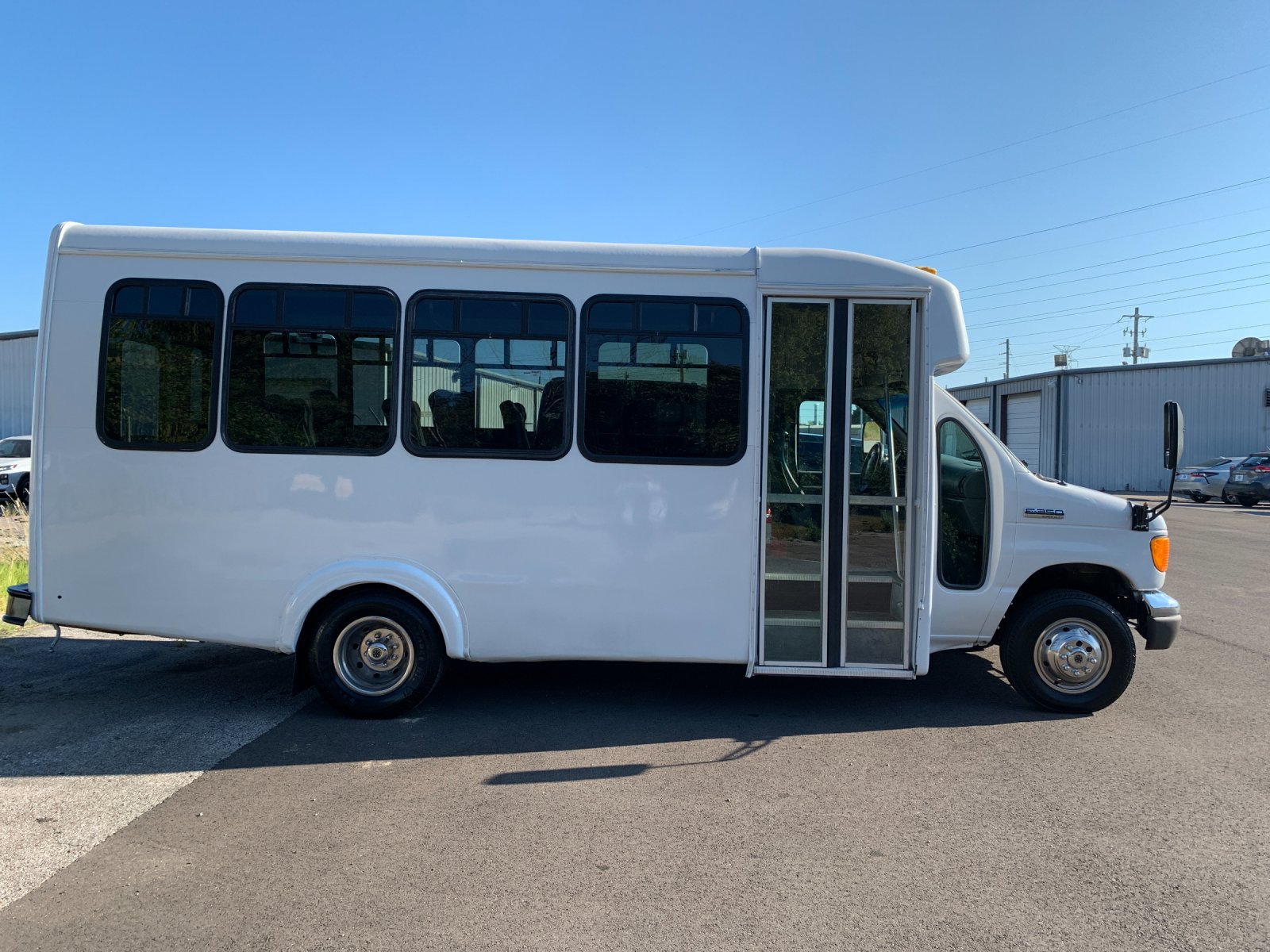 Used 2006 Ford E-350 and Econoline 350 Super Duty RWD image 2