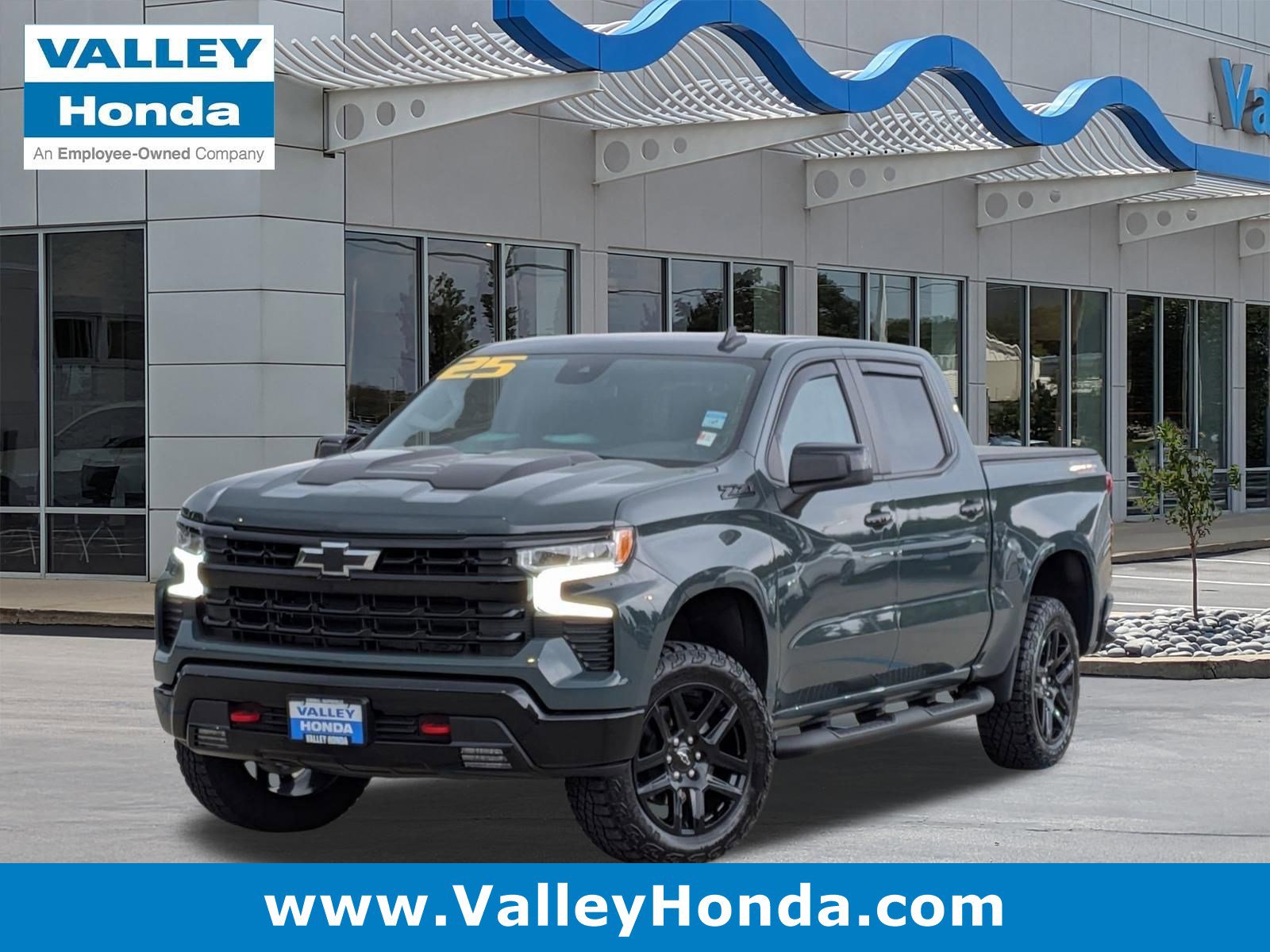 Used 2025 Chevrolet Silverado 1500 LT Trail Boss w/ Convenience Package II AWD/4WD image 1